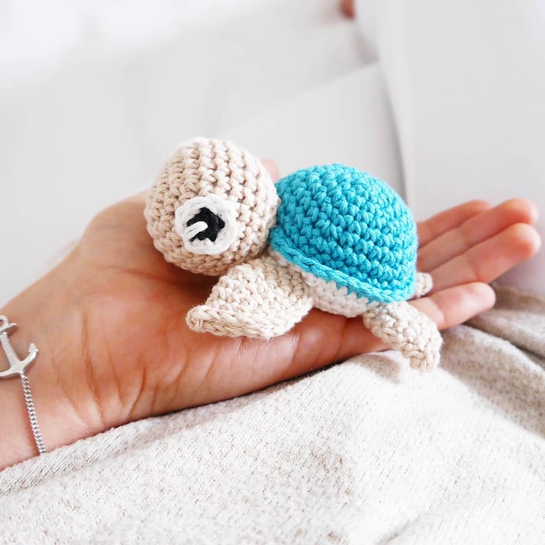 Crochet pattern little turtle (German, English)