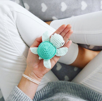 Crochet pattern little turtle (German, English)