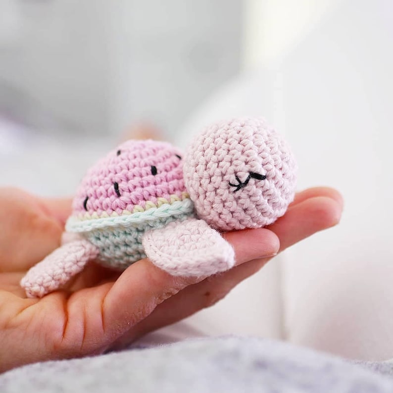 Crochet pattern little turtle (German, English)